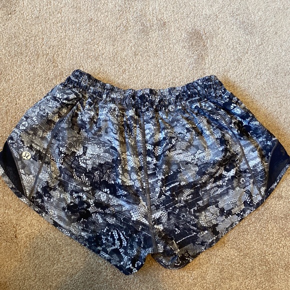 Lululemon Hotty Hot Shorts size 6 2.5” inseam - Picture 3 of 3